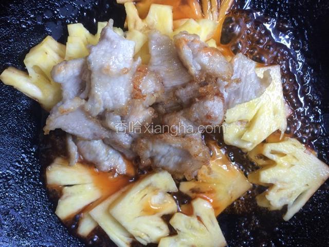 将菠萝和之前炸好的肉片倒入锅中翻炒均匀即可