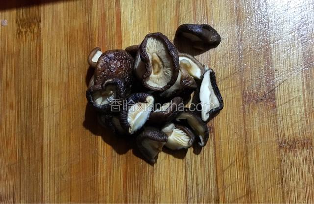 干香菇泡发洗净后沥干水分留开几个香菇，其余的对半切开