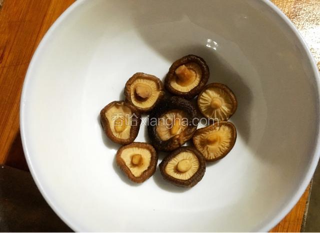 去一个大小合适的碗，把留开的香菇码放在碗里如图