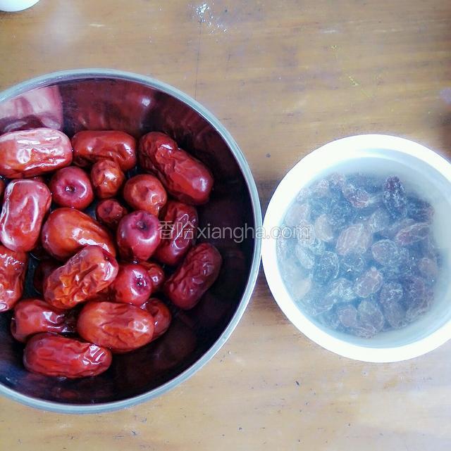将红枣洗净晾干后去核，葡萄干泡发
