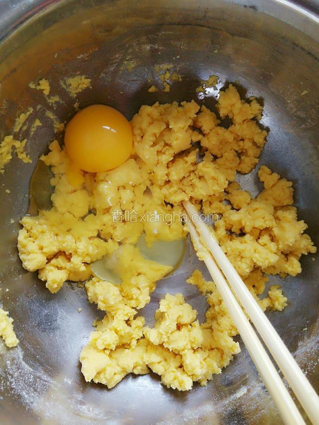 然后加入鸡蛋，搅拌均匀