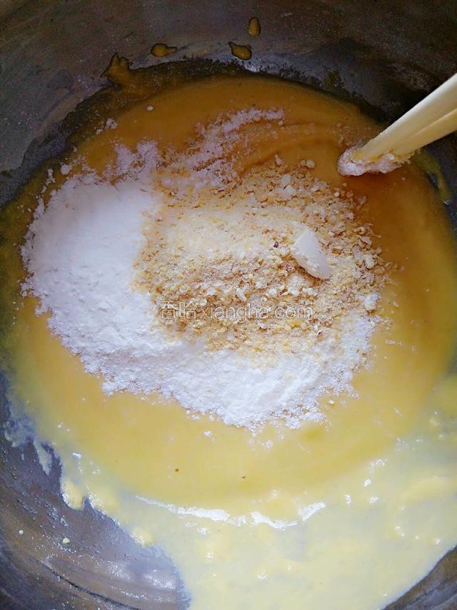 将面粉和黄豆粉倒入玉米蛋糊