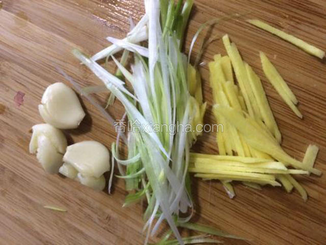 腌鱼的时候将葱姜蒜准备好