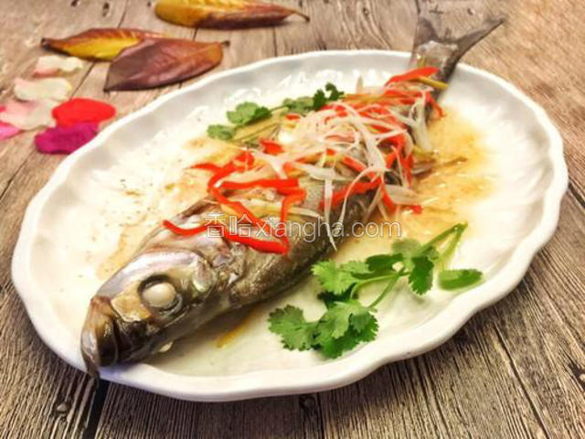 将适量的橄榄油、蚝油和生抽，加一点点开水，调成汁浇在鱼身上即可！放两片香菜叶点缀一下！