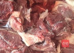 白萝卜牛腩汤的做法图解1