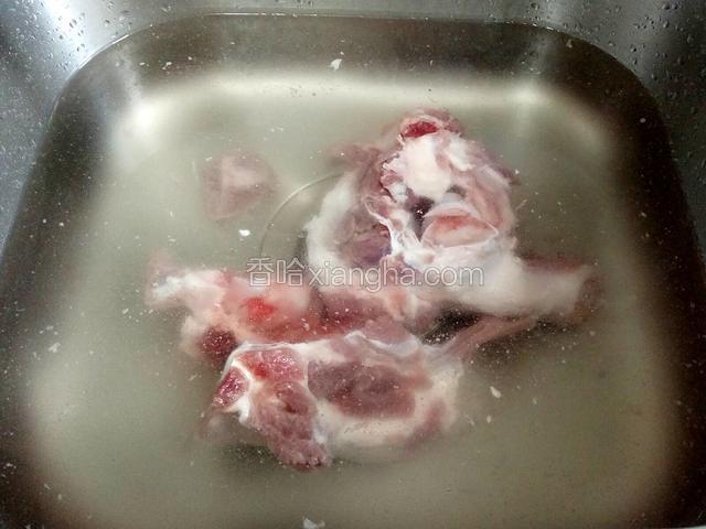 首先买来的骨头用刀剁开，再用冷水浸泡2—3小时。