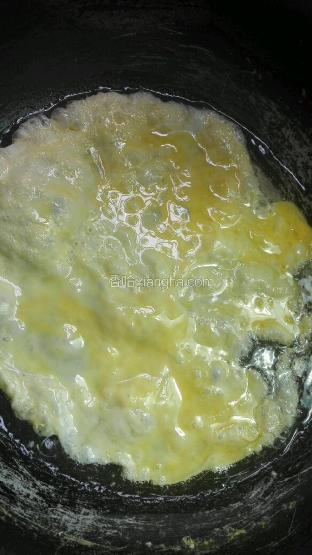 锅内热油煎鸡蛋，凝固后立即盛出备用，以免过老