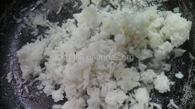 加适量油炒米饭，炒成颗粒状