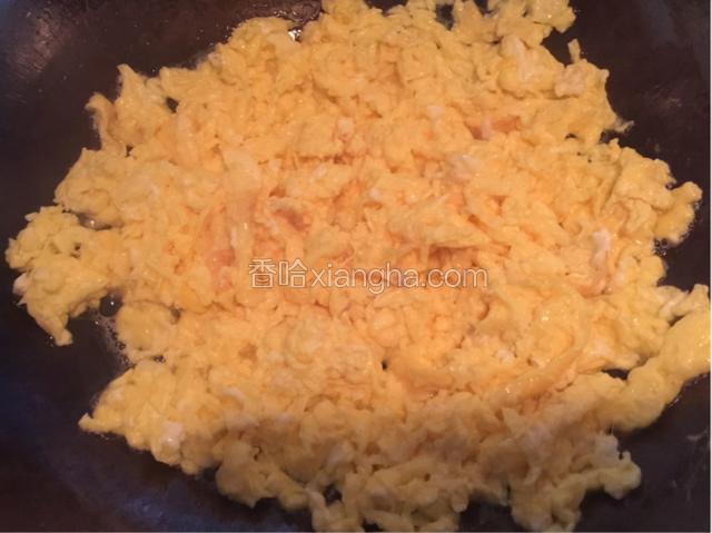 炒锅烧热后倒入适量色拉油，油温七成热时倒入已打散的蛋液，马上调成最小火，用筷子将还未凝固成型的蛋液快速搅散。这样炒出来的鸡蛋很嫩而且比较容易搅碎，拌馅儿合适。