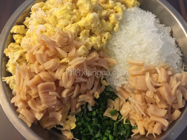将各种食材加工成馅料所需形状，韭菜切碎，泡软后的干贝用手捻成细丝，粉丝剁碎，再放入炒好的鸡蛋和虾皮。