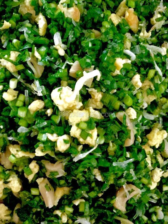 先在馅料里放入适量色拉油和香油，把所有食材拌匀，再依次放入盐，胡椒粉调味。