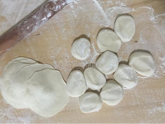 将醒好的面加工成饺子皮。