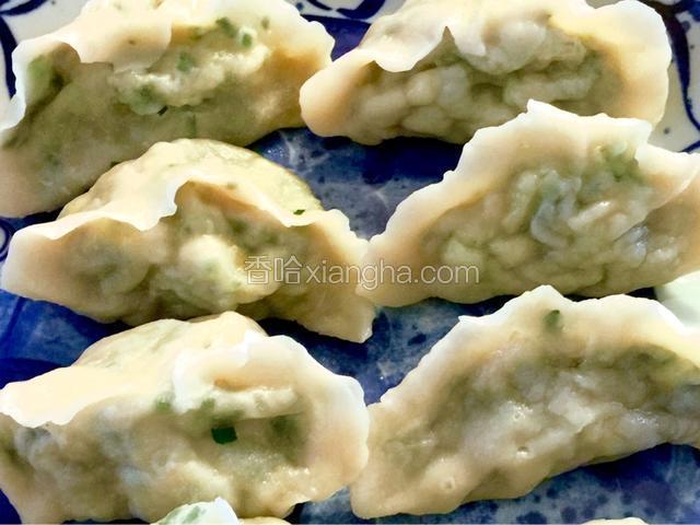 锅中水开后放入包好的饺子，用勺子沿着锅边将水搅动一下，这样可以防止刚放进去粘底或者互相粘在一起。盖好盖子，等锅中水再开时打开锅盖，点入少许清水，水再开二次的时候饺子就熟了。