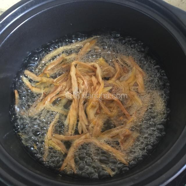黄花菜清洗干净过水焯一下备用