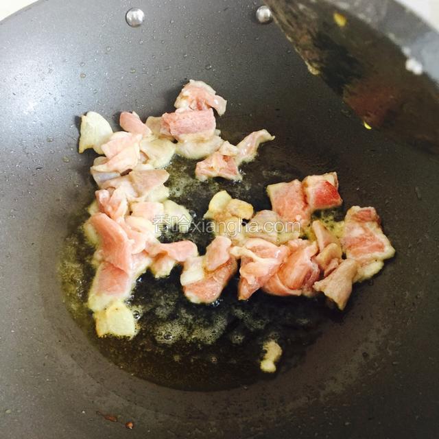锅里放油炒肉至熟发白，盛出备用