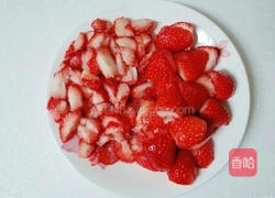 草莓冰沙的做法图解2