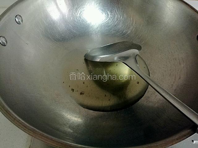 锅中倒油烧热。