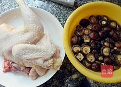 香菇炒鸡肉的做法图解1