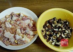 香菇炒鸡肉的做法图解2