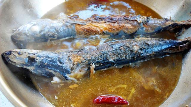 将鱼翻面，再炖十分钟