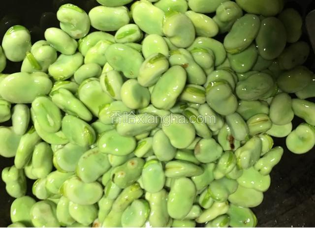 蚕豆入锅煸炒；