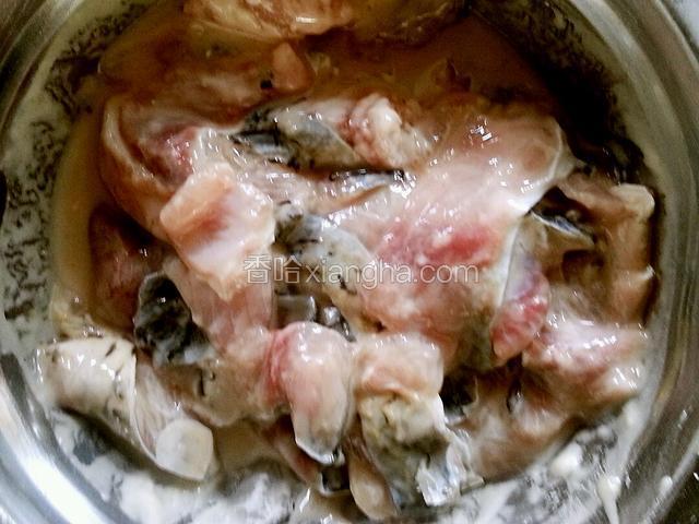 加入鸡蛋清，淀粉，搅拌均匀。