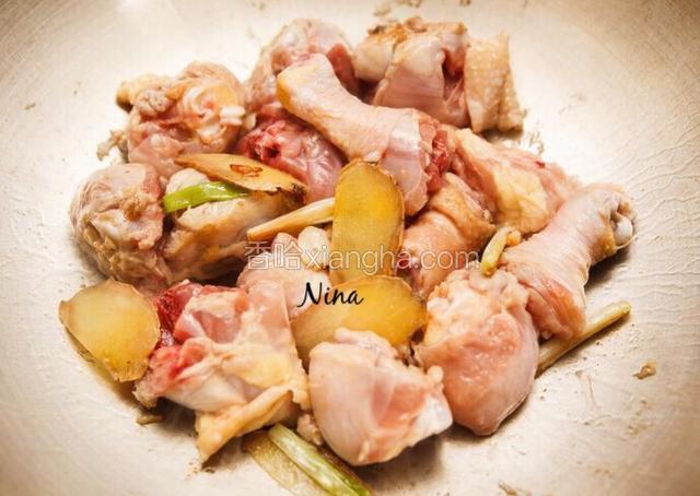 倒入鸡肉翻炒，表面微焦的状态。