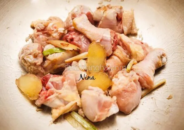 倒入鸡肉翻炒，表面微焦的状态。