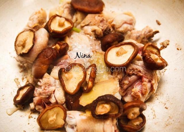然后加入香菇、冰糖炒出香气，冰糖融化，出现焦糖色。