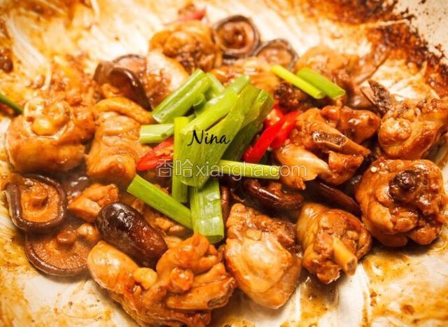 待汤汁收干，鸡肉熟透后，放少许葱段和辣椒提味，美味的香菇滑鸡就完成了。