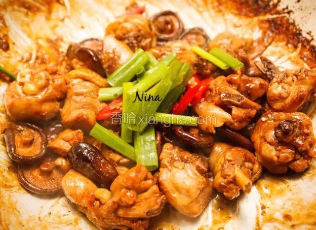 待汤汁收干，鸡肉熟透后，放少许葱段和辣椒提味，美味的香菇滑鸡就完成了。