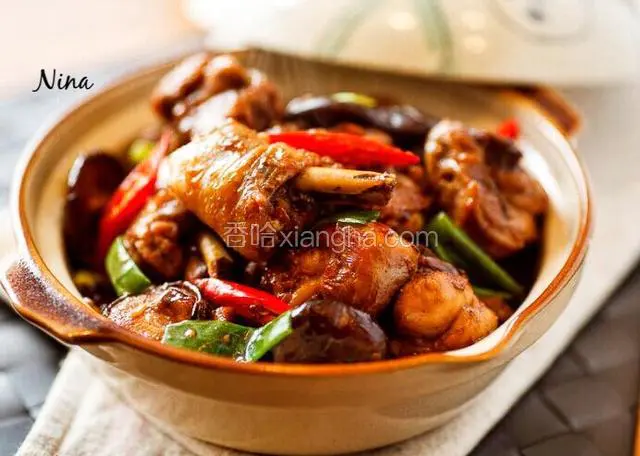 摆盘享用美味的香菇滑鸡吧！
Bon appetite.