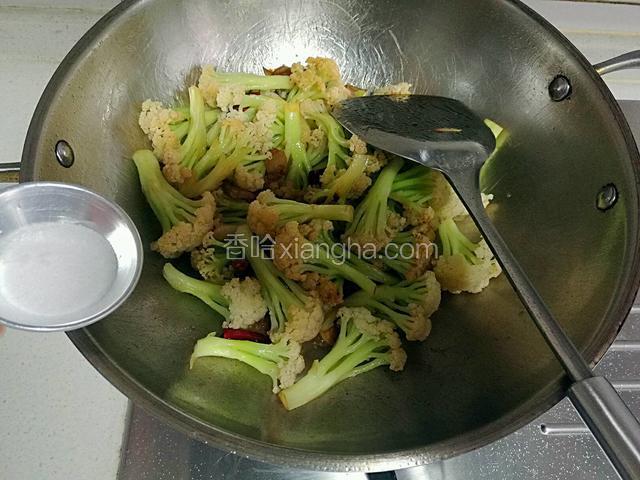 加适量的盐，翻炒均匀。