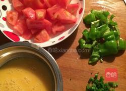 西红柿青椒炒鸡蛋的做法图解2
