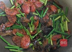 腊肠炒蒜苗的做法图解4