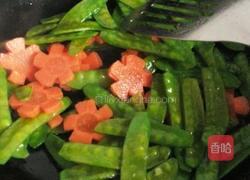 荷兰豆炒胡萝卜的做法图解3