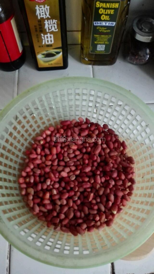 花生米粒儿温水冲一下，沥干