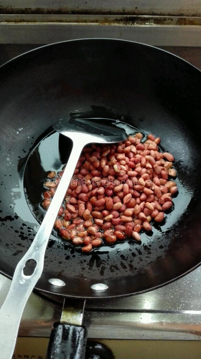 倒入沥干水份的花生粒儿