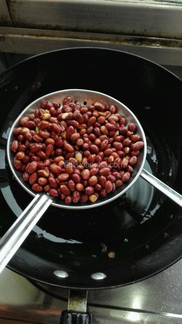 大约6分钟左右听不见噼啪的响声后，赶紧控油起锅