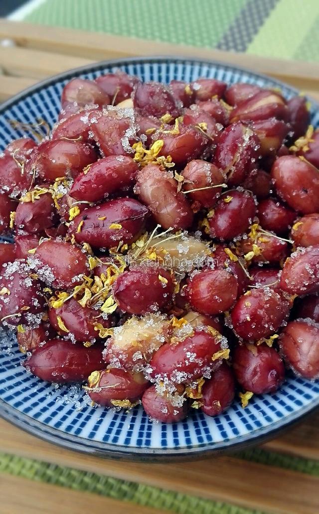 稍微晾一会儿，拌上幼绵糖，撒上干桂花沫