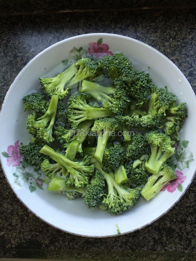 西兰花剪成小朵，洗干净打上水泡半个小时