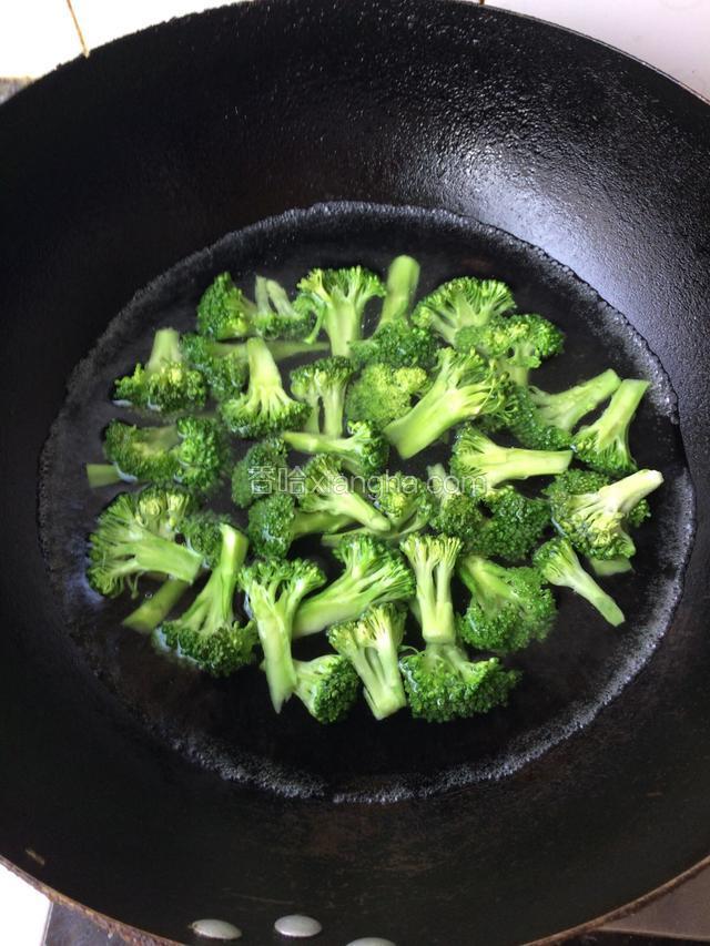 锅里烧水，水温热时加点盐，滴一滴色拉油，倒入西兰花，大约煮3分钟左右
