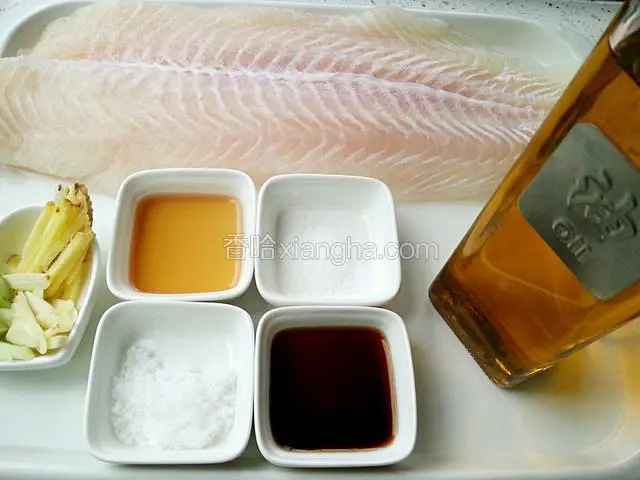 准备食材：龙利鱼解冻后洗净；葱姜蒜切下图样