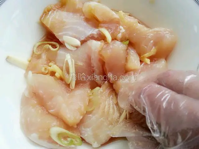 拌匀，用手给它们挨个按摩，使其更入味