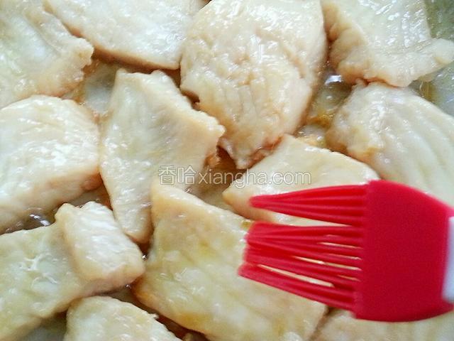 一面煎好，将这面刷一层油，翻面再煎