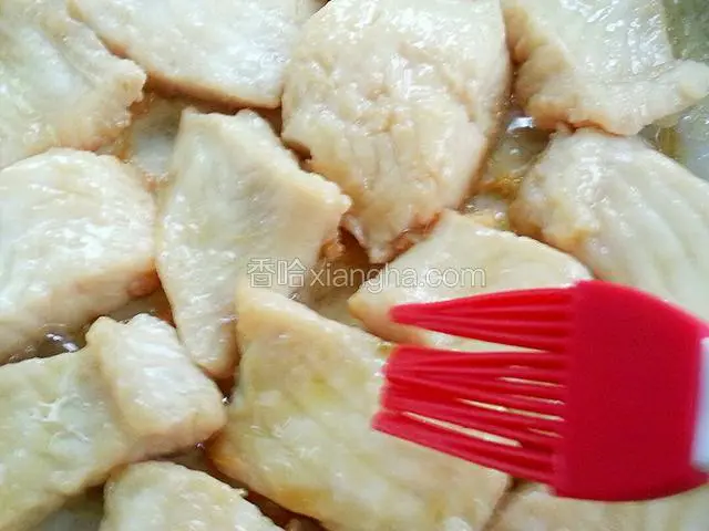 一面煎好，将这面刷一层油，翻面再煎