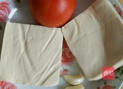 西红柿炖豆腐的做法图解1