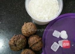 核桃粥的做法图解1