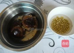 香菇黄豆猪蹄煲的做法图解1