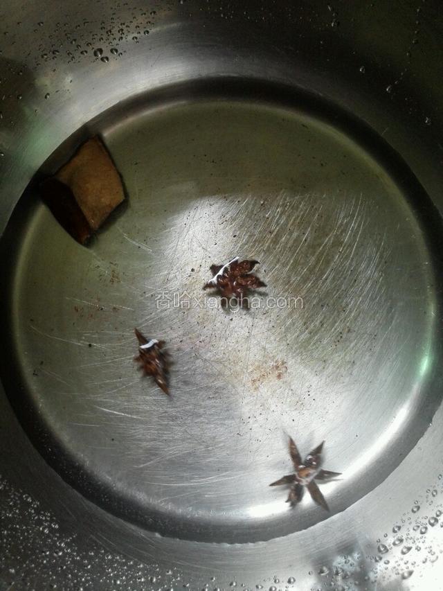 加适量自来水把八角与橙皮放高压锅煮一下。
